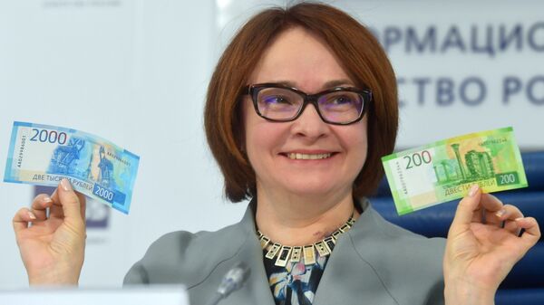 La jefa del Banco de Rusia, Elvira Nabiullina, con los nuevos billetes de rublo - Sputnik Mundo