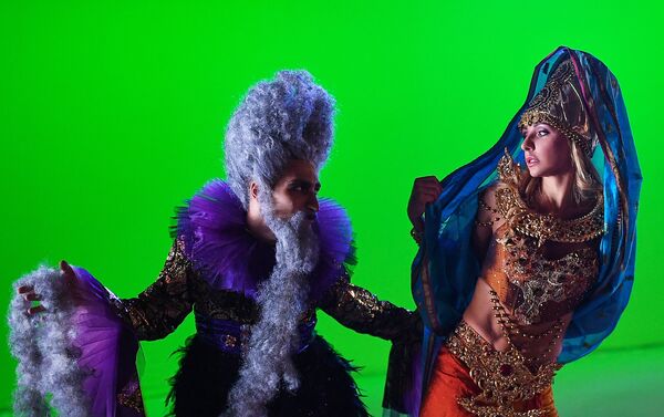 Tatiana Navka en el papel de Liudmila e Iván Bariev (Rigini) como Chernomor, el enano jorobado, en el ensayo del musical sobre hielo 'Ruslán y Liudmila' - Sputnik Mundo