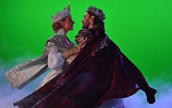 Los patinadores Tatiana Navka y Peter Chernyshev en el papel de Liudmila y del príncipe Ruslan durante el ensayo del musical sobre hielo 'Ruslán y Liudmila' - Sputnik Mundo