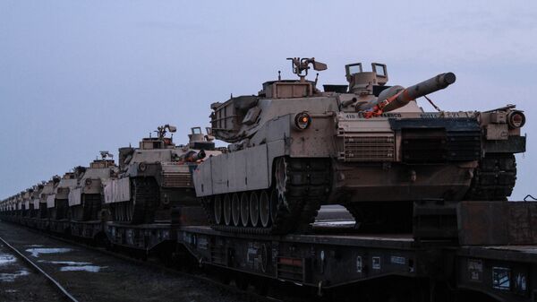 Los tanques M1A2 Abrams de EEUU arriban a Rumanía en febrero de 2017 en el marco del reforzamiento del flanco este de la OTAN contra la supuesta 'amenaza rusa' - Sputnik Mundo