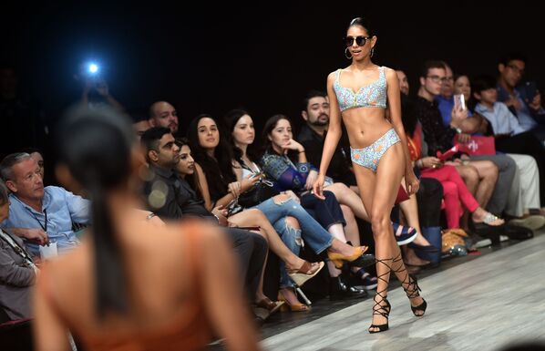 Los osados atuendos de la Semana de la Moda de Panamá - Sputnik Mundo