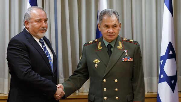 Ministro israelí de Defensa, Avigdor Lieberman, y ministro ruso de Defensa, Serguéi Shoigú - Sputnik Mundo