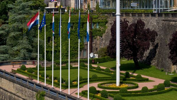 Banderas de Luxemburgo y la UE - Sputnik Mundo
