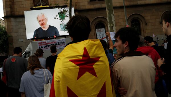 Julian Assange durante una videoconferencia en Barcelona - Sputnik Mundo
