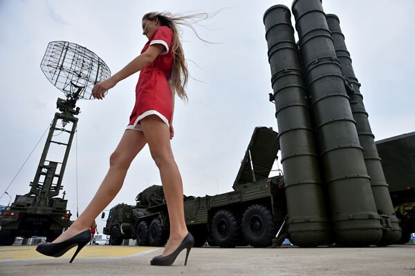 Una mezcla altamente explosiva: mujeres y armas - Sputnik Mundo