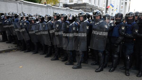 Policía ucraniana durante las protestas en Kiev - Sputnik Mundo
