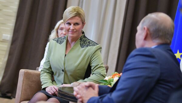 La presidenta de Croacia, Kolinda Grabar-Kitarovic, y Vladímir Putin - Sputnik Mundo