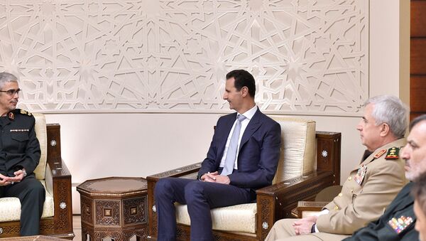 El jefe del Estado Mayor de las FFAA iraníes, Mohammad Baqeri, y el presidente de Siria, Bashar Asad - Sputnik Mundo