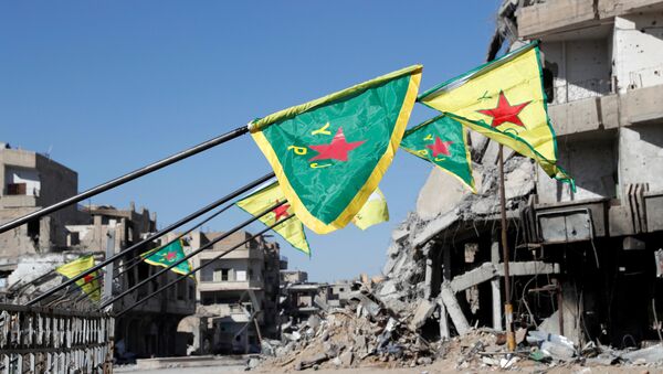 Las banderas de las Fuerzas Democráticas Sirias en Al Raqa, Siria (archivo) - Sputnik Mundo