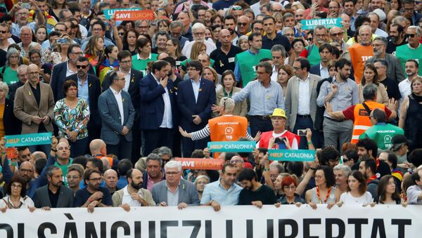 Los dirigentes catalanes se manifiestan en Barcelona junto con la población en contra de la aplicación del artículo 155 de la Constitución Española - Sputnik Mundo