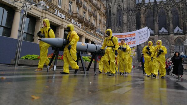 Unos activistas se manifiestan en contra de las armas nucleares estadounidenses en Alemania desde Colonia (archivo) - Sputnik Mundo