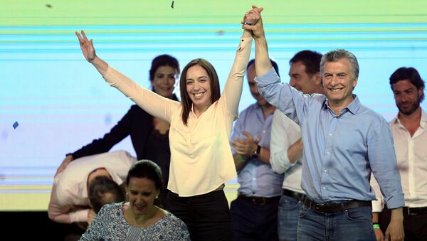 El presidente de Argentina, Mauricio Macri, junto a la gobernadora de Buenos Aires, María Eugenia Vidal, celebrando los resultados de las elecciones parlamentarias - Sputnik Mundo