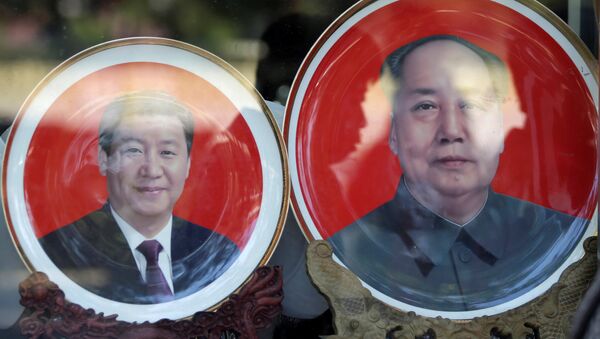 Los platos con los retratos de los líderes chinos, Xi Jinping y Mao Zedong - Sputnik Mundo