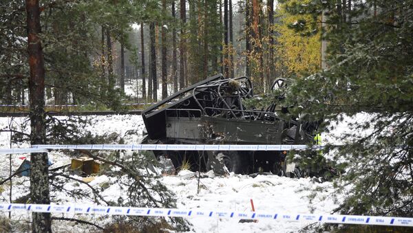 El camión militar al colisionar contra un tren de pasajeros en la ciudad finlandesa de Raseborg - Sputnik Mundo