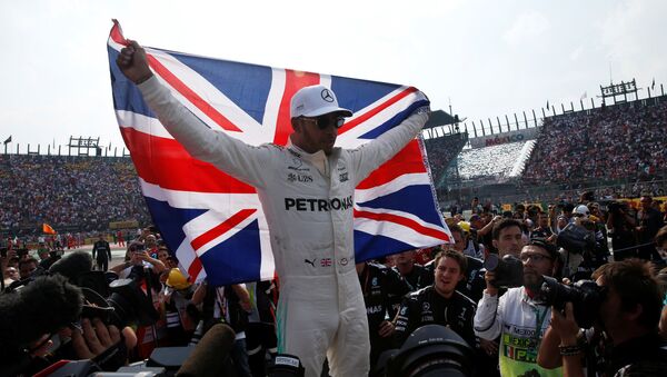 Lewis Hamilton, piloto británico, al ganar su cuarto mundial de Fórmula Uno - Sputnik Mundo