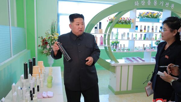 El líder norcoreano Kim Jong Un visita una fábrica de cosméticos - Sputnik Mundo