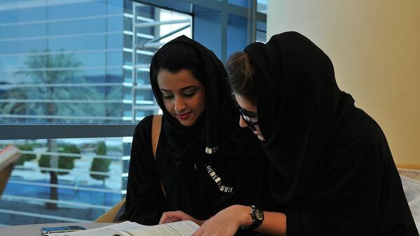 Unas mujeres árabes estudiando - Sputnik Mundo