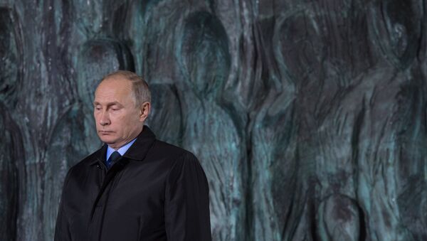 El presidente de Rusia, Vladímir Putin, en la ceremonia de apertura del monumento 'El muro del duelo' - Sputnik Mundo