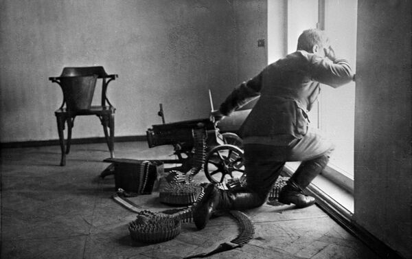 Un soldado defiende el Palacio de Invierno con una ametralladora, octubre de 1917 - Sputnik Mundo