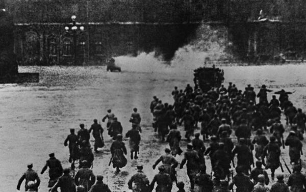 La toma del Palacio de Invierno el 25 de octubre de 1917. Escena de la película 'Octubre', dirigida por Serguéi Eisenstein, con guión de Grigori Alexándrov, lanzada en 1927 - Sputnik Mundo