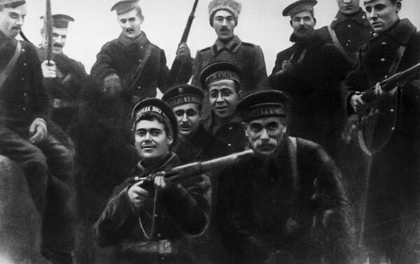 Marineros bálticos, participantes en el asalto al Palacio de Invierno en Petrogrado en octubre de 1917 - Sputnik Mundo