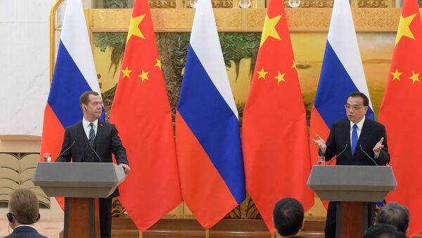 El primer ministro ruso,Dmítri Medvédev con su homólogo chino  Li Keqiang - Sputnik Mundo