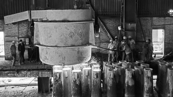 Fusión de acero en una planta cubana junto con obreros soviéticos - Sputnik Mundo