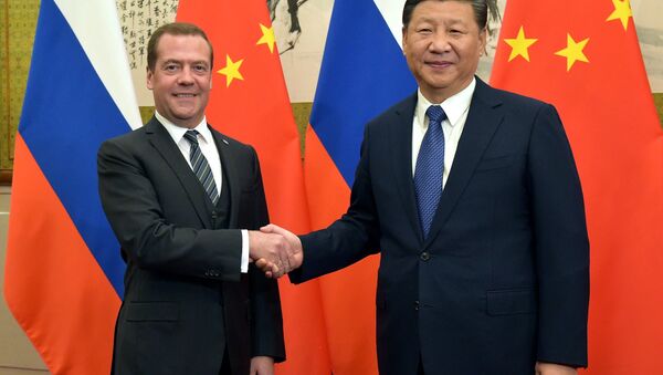 El primer ministro ruso, Dmitri Medvédev, y el presidente de China, Xi Jinping - Sputnik Mundo