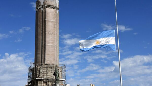 Bandera del Argentina izada a media asta en Rosario, la provincia de Santa Fe - Sputnik Mundo