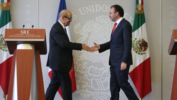 El ministro de Asuntos Exteriores de Francia, Jean-Yves Le Drian, y el canciller mexicano, Luis Videgaray - Sputnik Mundo