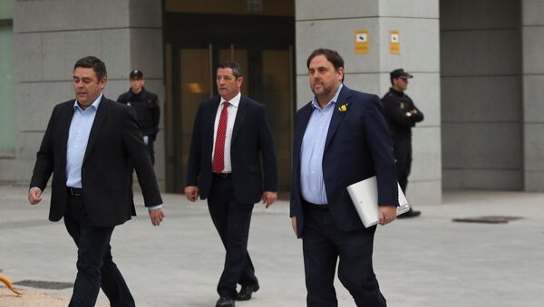 El cesado vicepresidente de la Generalitat de Cataluña, Oriol Junqueras (derecha), llega a la Audiencia Nacional para declarar por rebelión - Sputnik Mundo