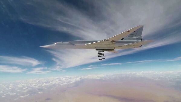 Misil a misil, los bombarderos Tu-22M3 eliminan las posiciones de Daesh - Sputnik Mundo