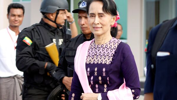 La consejera de Estado de Birmania, Aung San Suu Kyi, llega a Rakaín - Sputnik Mundo