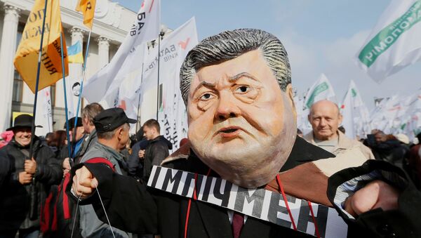 Una máscara que representa la cara del presidente ucraniano Poroshenko durante una manifestación de partidarios del ex presidente georgiano Saakashvili - Sputnik Mundo