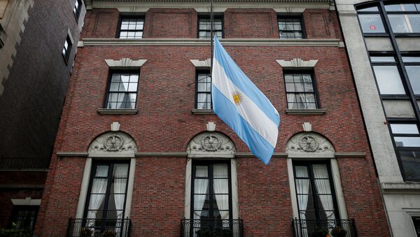 Bandera argentina izada a media asta en Nueva York - Sputnik Mundo