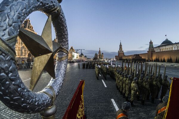 El histórico desfile militar del 7 de noviembre de 1941 vuelve a la Plaza Roja - Sputnik Mundo