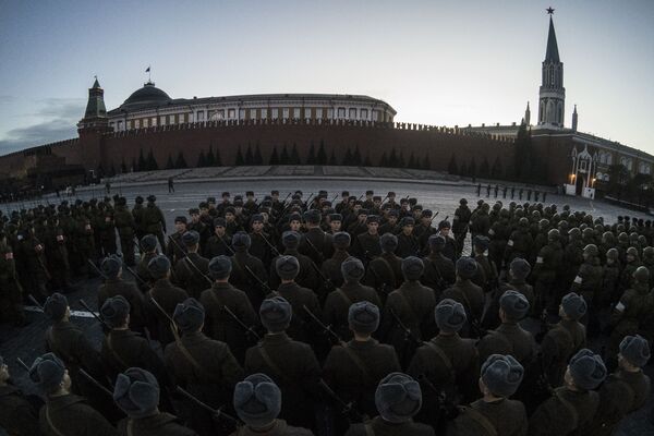 El histórico desfile militar del 7 de noviembre de 1941 vuelve a la Plaza Roja - Sputnik Mundo