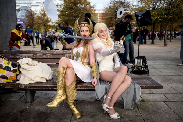 Jóvenes disfrazadas de la princesa She-Ra y la mutante con poderes telepáticos de X-Men Emma Frost, en el marco del cosplay Comic Con celebrado en Londres. - Sputnik Mundo