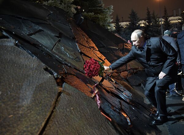 El presidente de Rusia, Vladímir Putin, hace una ofrenda floral en memoria de las víctimas de la represión política en el recién inaugurado monumento El Muro del Dolor, en Moscú. - Sputnik Mundo