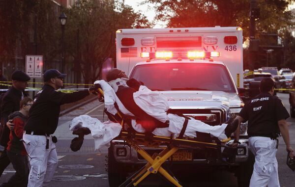 Asistencia médica a una de las víctimas del atentado en Nueva York. - Sputnik Mundo