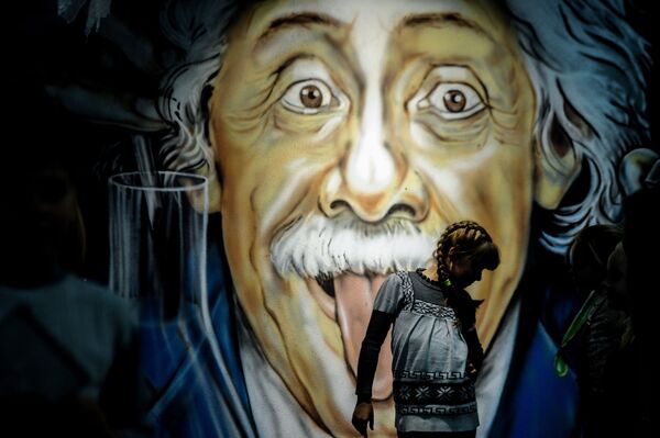Un grafiti de Albert Einstein, en el museo didáctico de ciencia en Minsk. - Sputnik Mundo