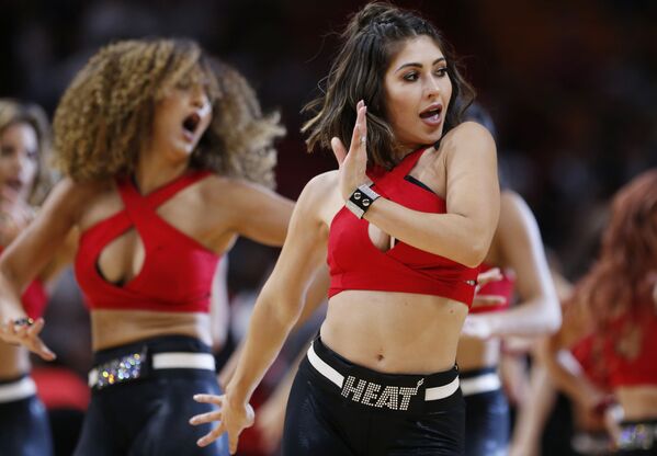 Jóvenes 'cheerleaders' animan a Miami Heat durante su encuentro contra Chicago Bulls. - Sputnik Mundo
