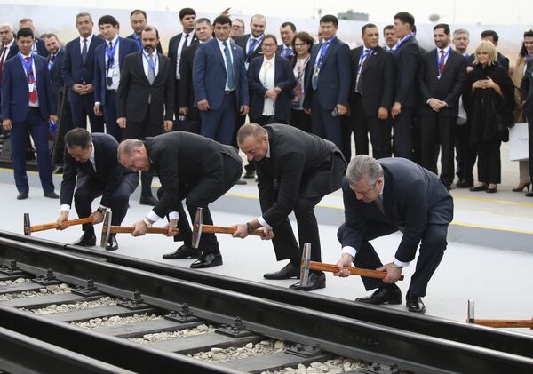 Los presidentes Recep Tayyip Erdogan (Turquía), Ilham Aliyev (Azerbaiyán) y el primer ministro Guiorgi Kvirikashvili (Georgia), en la ceremonia de apertura de la vía férrea Bakú-Tiflis- Kars. - Sputnik Mundo