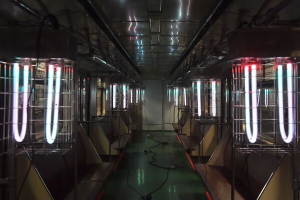 Lámparas de luz ultravioleta desinfectan los vagones del metro de Moscú. - Sputnik Mundo