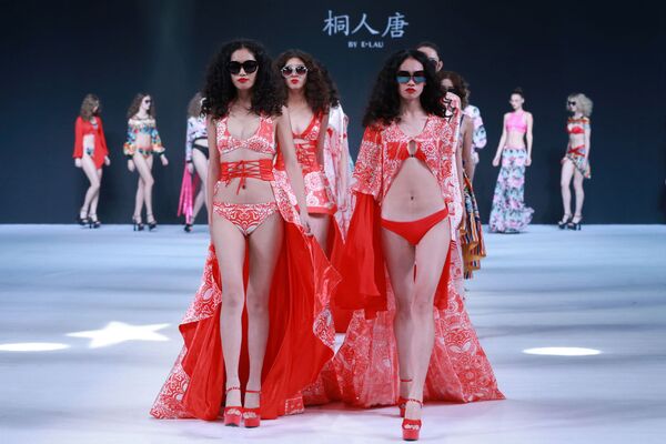 Muestra de la colección 'Tongrentang', del diseñador E. Lau, durante la semana de la moda en Pekín (China). - Sputnik Mundo