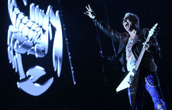 El guitarrista Rudolf Schenker, durante el concierto del grupo Scorpions en el Estadio Olímpico de Moscú. - Sputnik Mundo