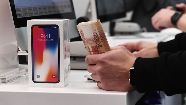 Los primeros compradores del nuevo IPhone X en Moscú - Sputnik Mundo