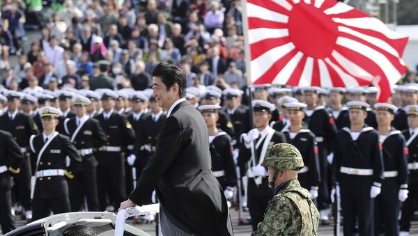 El primer ministro japonés, Shinzo Abe, durante un desfile miliar al norte de Tokio, Japón, 23 de octubre de 2016 - Sputnik Mundo