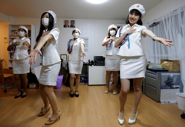 Las jóvenes del club de fanes 'Sengun-joshi' ('Chicas militares ante todo') ensayando un baile al ritmo de la banda pop norcoreana Moranbong. - Sputnik Mundo