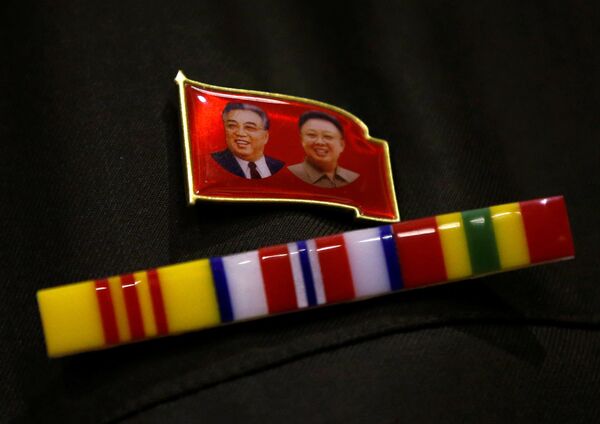 Un broche (pin) con la imagen del fundador de la RPDC, Kim Il-sung, y el fallecido líder norcoreano, Kim Jong-il, utilizado como adorno por los integrantes del club de fanes de Corea del Norte en Japón. - Sputnik Mundo